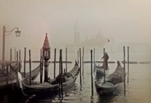Ile kosztuje przepływ gondolą w Wenecji?